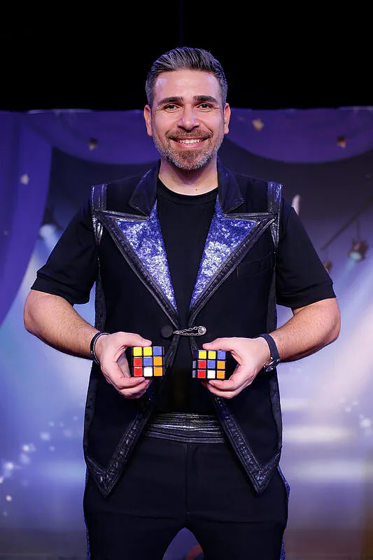 עמית מיטרני עם קוביות